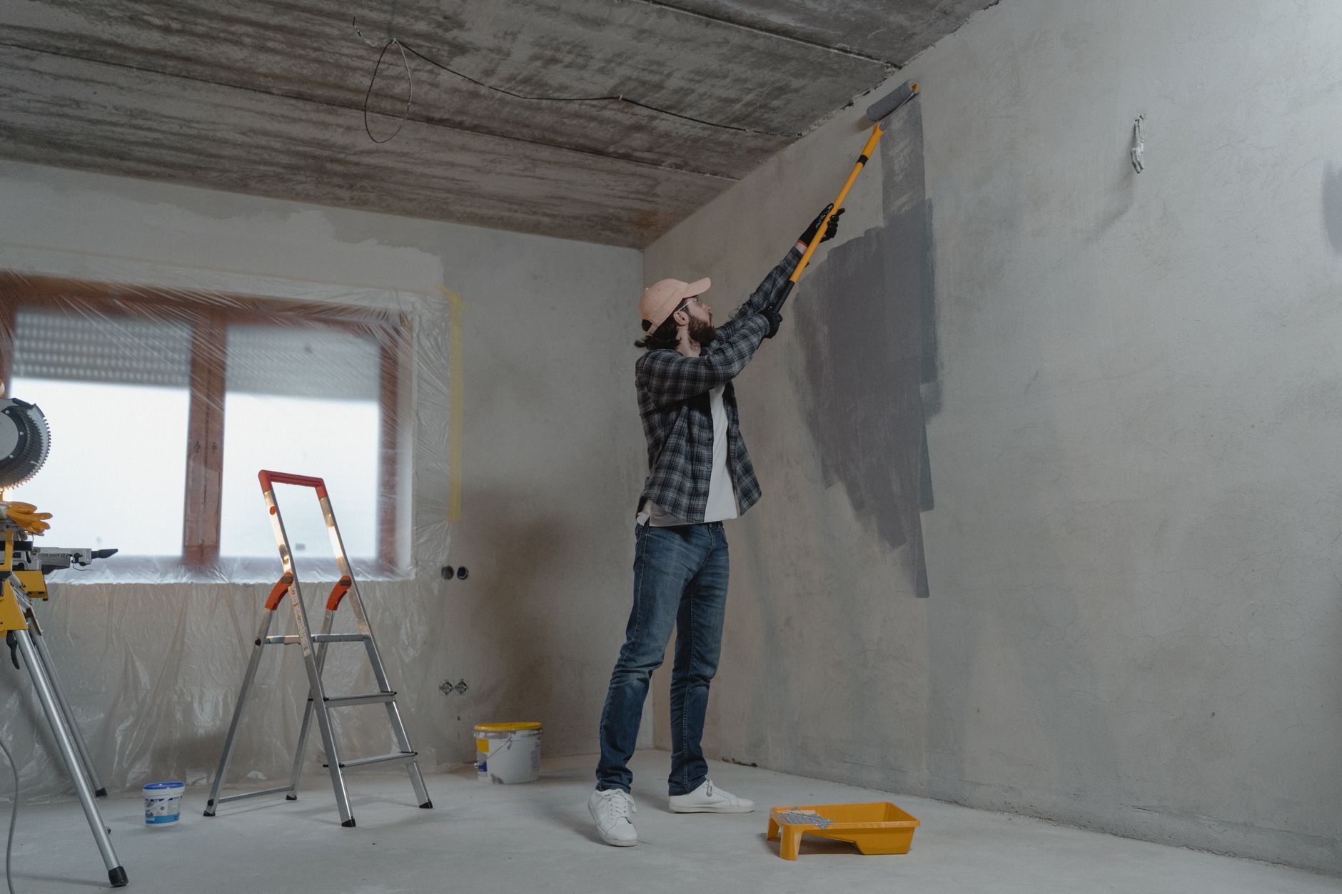 Peintre en bâtiment équipe à Courbevoie